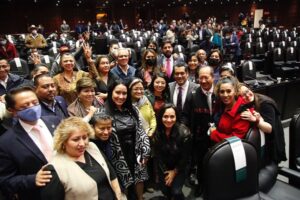 El presidente de la Mesa Directiva, Sergio Gutiérrez, flanqueado por diputados después de aprobar Ley de Ingresos 2022 luego de tres días de sesiones consecutivas