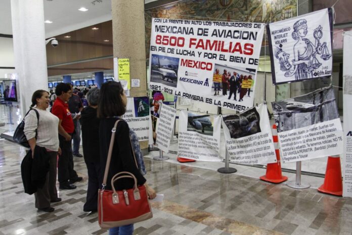 MÉXICO, D.F., 28AGOSTO2014.- Trabajadores jubilados de Mexicana de Aviación mantienen un plantón permanente en la T1 a cuatro años del cese de operaciones de esta aerolinea.FOTO: RODOLFO ANGULO /CUARTOSCURO.COM