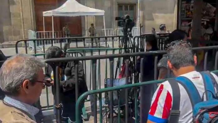 CdMx-Ataque prensa Tras el ataque a la prensa en la calle Corregidora, un representante del gobierno local señaló que grupos de vendedores se resisten a ser reubicados.