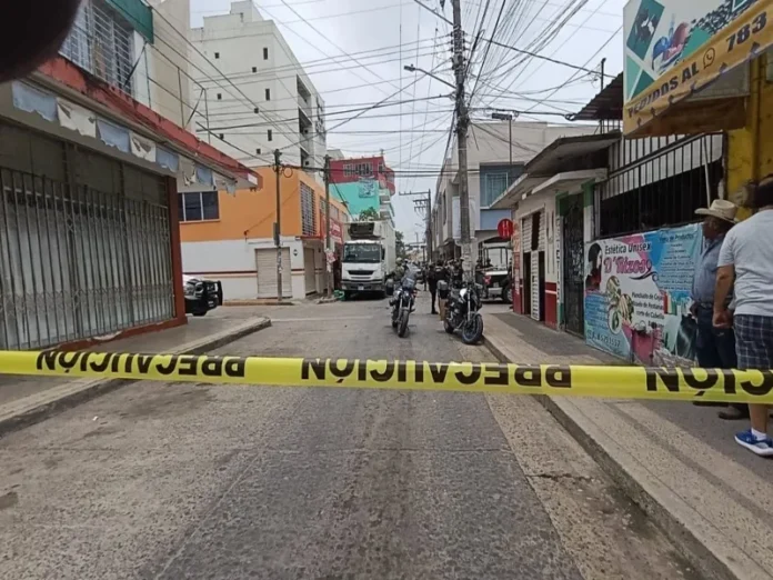 Daños en carnicería de Tuxpan después de ataque Imagen de carnicería en Tuxpan después de ataques con artefactos explosivos