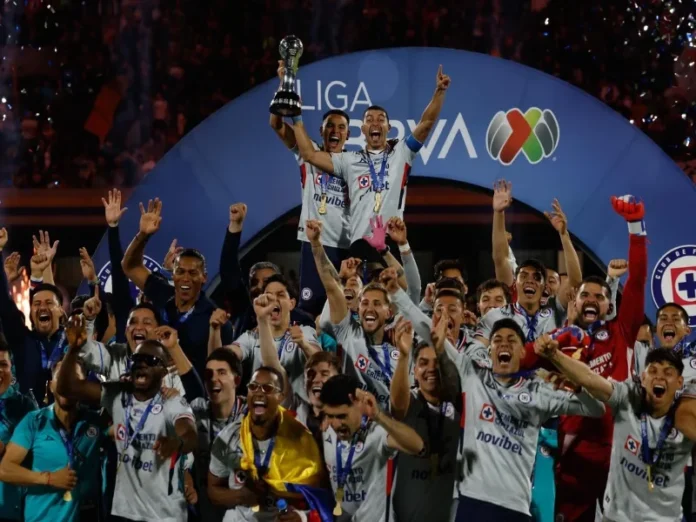 La décima estrella de Cruz Azul en el estadio Olímpico Universitario