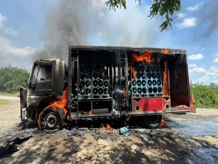 Imagen de los camiones quemados en Veracruz Quema de camiones en Veracruz, hechos violentos en el norte del estado