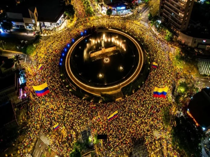 Celebración de colombianos en La Minerva Colombianos en Guadalajara celebran la victoria de su selección en La Minerva