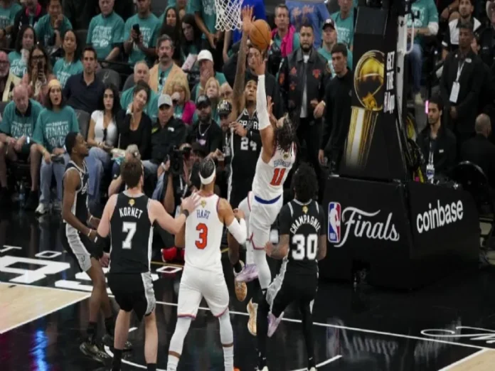 Knicks vs Spurs en Las Finales de la NBA Jalen Brunson anota en el partido de Finales de la NBA entre Knicks y Spurs