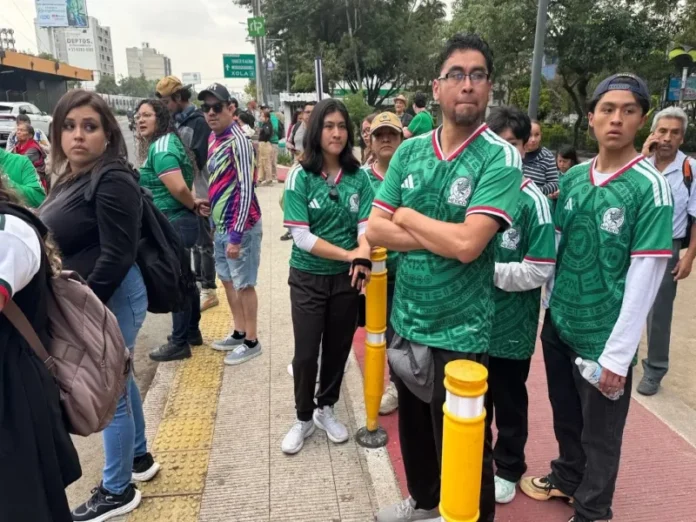 Aficionados al fútbol en el Metro de la Ciudad de México durante el Mundial 2026