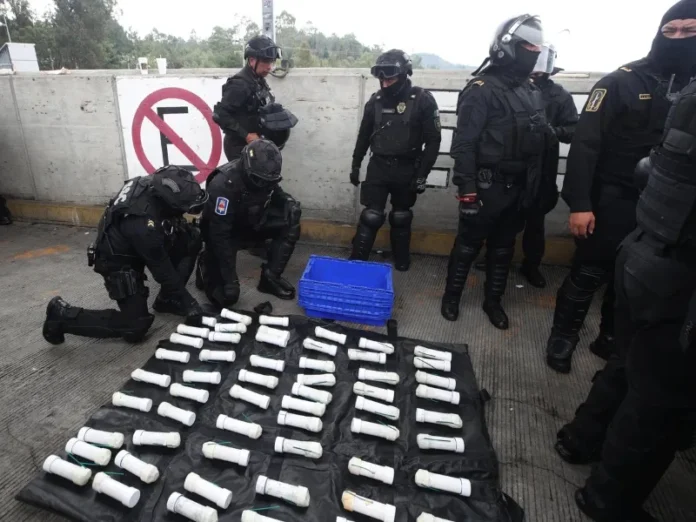 Normalistas de Ayotzinapa con explosivos en camión Normalistas de Ayotzinapa con explosivos en camión, sin detenidos