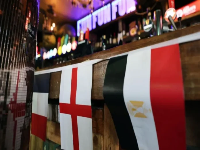 Aficionados reunidos para ver el partido de Mundial de Futbol entre Inglaterra y México