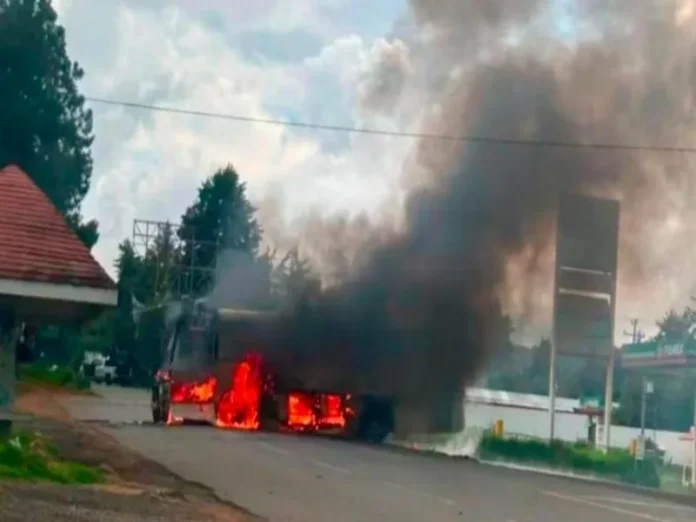 Indígenas purépechas y nahuas protestan en Michoacán con protestas indígenas