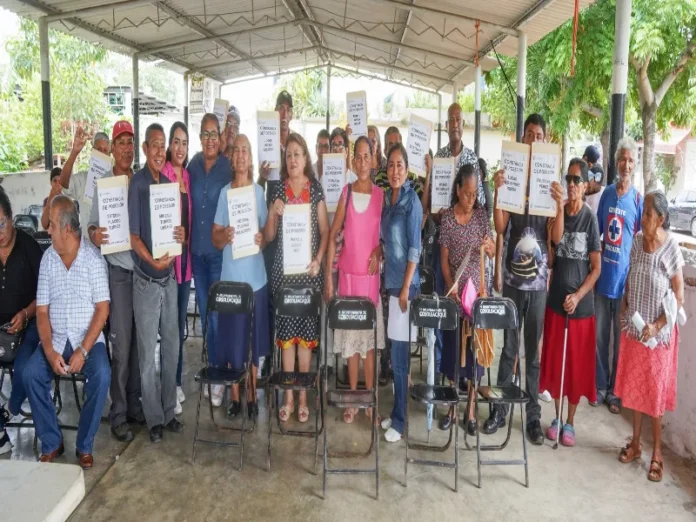 Entrega de constancias de posesión en Cosoleacaque Familias reciben constancias de posesión en Cosoleacaque Veracruz