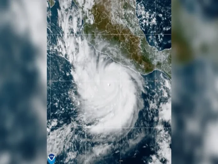 Imagen del huracán Polo acercándose a la costa mexicana