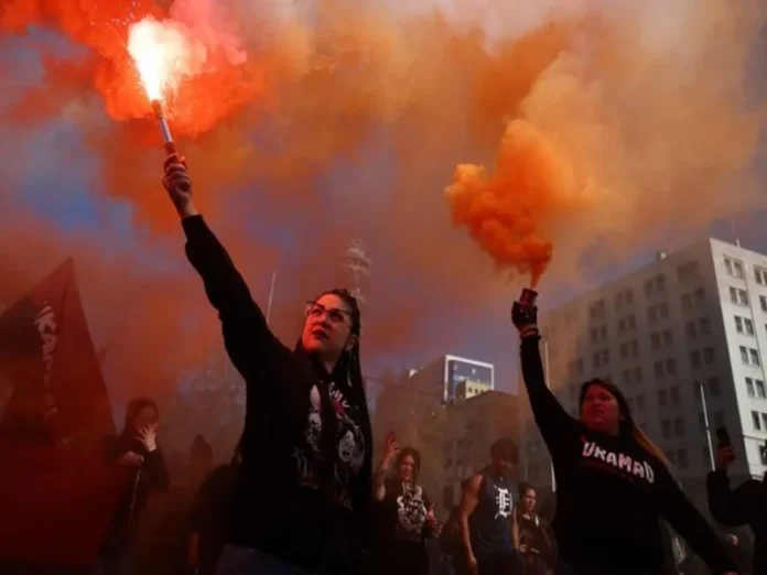 Manifestantes en Santiago contra los indultos dictadura Chile