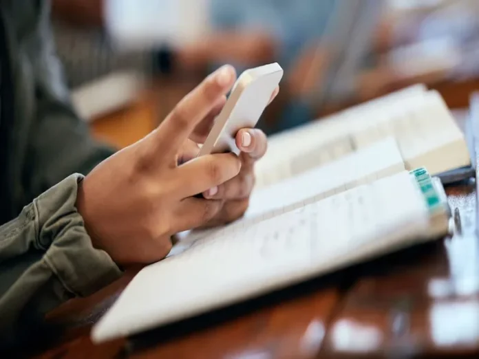 Imagen que ilustra la restricción de celulares en primaria y secundaria
